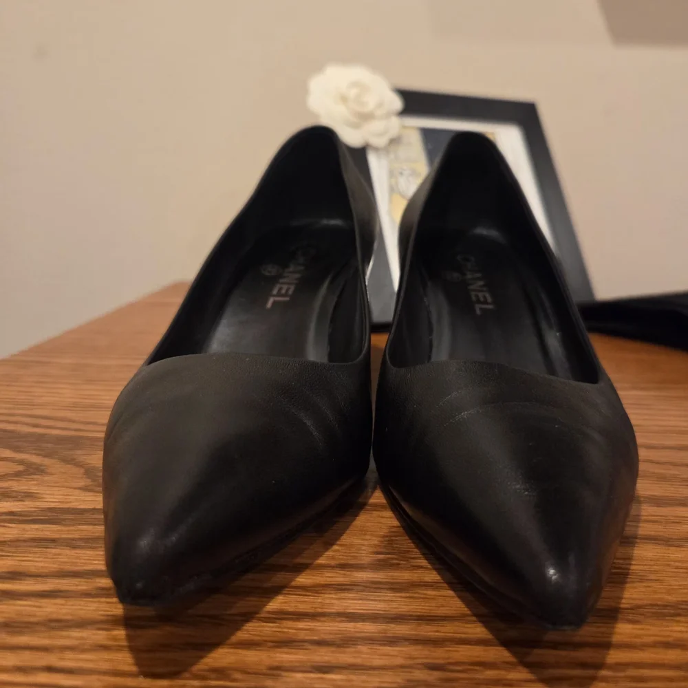 CHANEL Elegant Black Heels - Picture 5 of 10